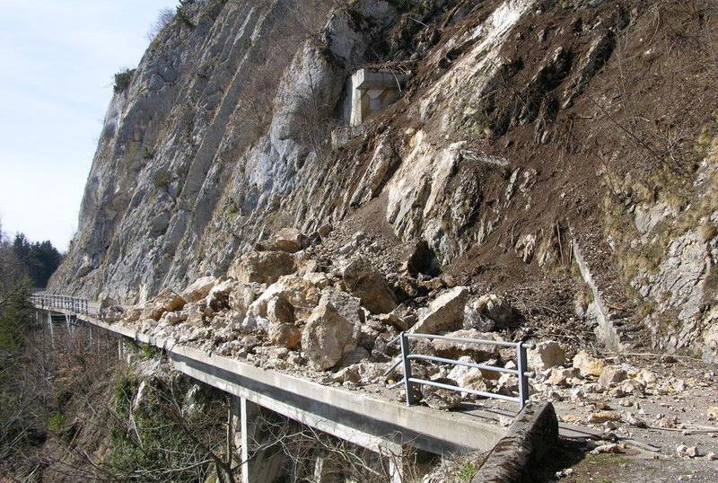 Le tronçon avait été victime d'une chute de pierres importante en 2008 (photo : www.a16.ch).