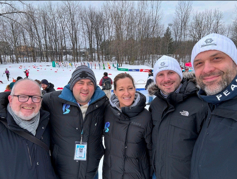 Jonathan Gretillat (deuxième depuis la droite) accompagné de la délégation canado-neuchâteloise à Blainville. (Photo: Ville de Neuchâtel)