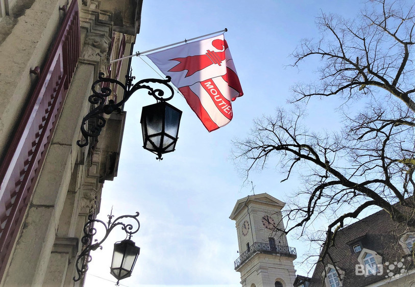 Les anti-séparatistes de Moutier estiment que ce drapeau qui flotte en différents endroits de Delémont met la pression sur les citoyens prévôtois.