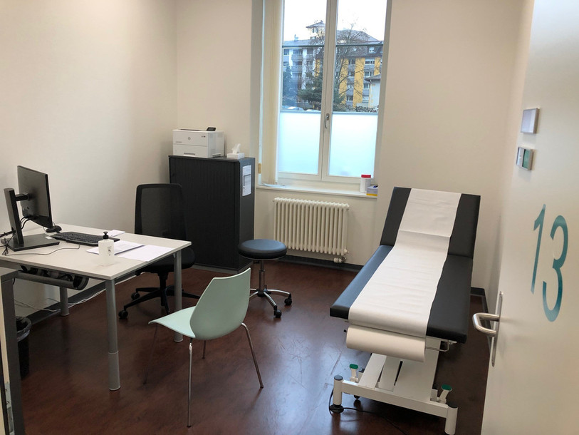 Les patients sont pris en charge dans des petites salles de consultations. 