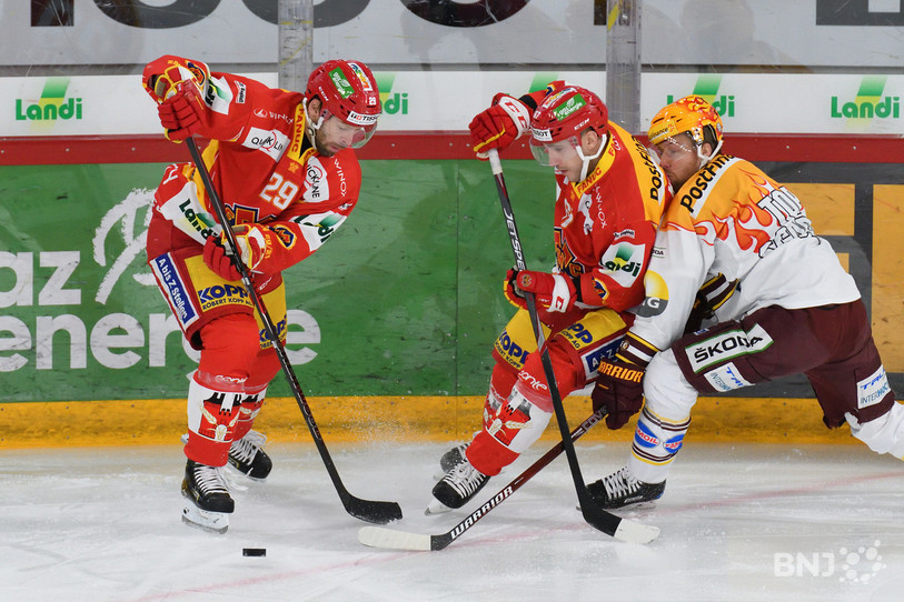 Le duel entre Bienne et Genève-Servette a été tendu et indécis à la Tissot Arena. Forster et Komarek s'allient pour arrêter Linus Omark (photo : Georges Henz).