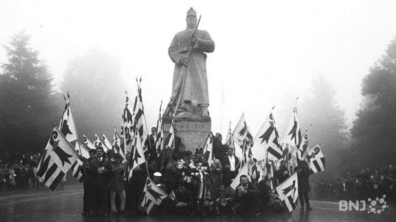 Les manifestants jurassiens immortalisés par « Bévi » réunis devant la Sentinelle des Rangiers (Photo : Bernard Willemin/Naissance d’un canton ©Editions du Sauvage).
