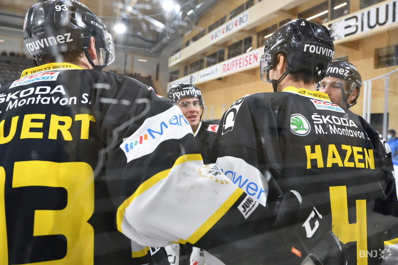 Jonathan Hazen a bien mérité les félicitations de ses coéquipiers samedi soir (photo : archives/Georges Henz).