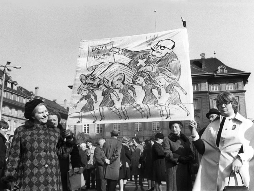 Les femmes suisses ont notamment marché sur Berne en 1969 pour réclamer leurs droits (Photo : Keystone/Photopress-archiv/Str).