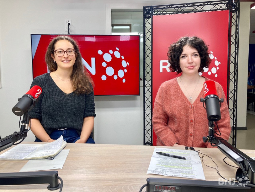 Cloé Dutoit, co-présidente des Jeunes verts neuchâtelois (à gauche) et Anna Ludwig, présidente des Jeunes libéraux radicaux neuchâtelois (à droite). 