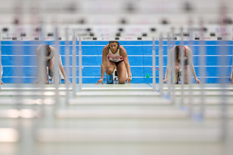La concentration de Caroline Agnou au départ du 60 m haies à Macolin (photo : KEYSTONE/ATHLETIX.CH/ULF SCHILLER).