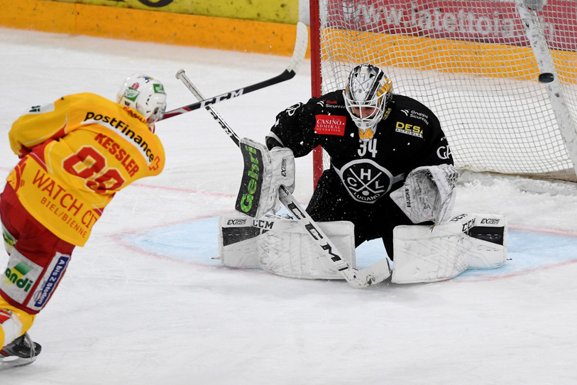 Les Biennois, ici Tino Kessler, n'ont pas réussi à faire craquer Niklas Schlegel à temps pour recoller au score. (Photo : KEYSTONE/Ti-Press/Samuel Golay)