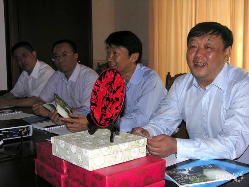 La délégation chinoise a apporté un dragon pour porter bonheur à Val-de-Travers