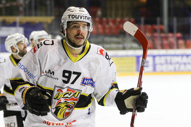 Stefan Mäder célèbre un de ses trois buts en terre neuchâteloise (photo : Mauricette Schnider).