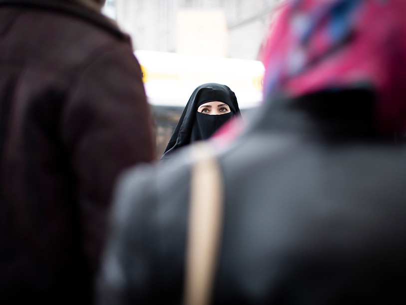 Le vote sur l'interdiction sur la dissimulation du visage fait polémique. (Photo : KEYSTONE / Gian Ehrenzeller).