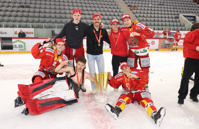 Les Jurassiens des M21 du HC Bienne (debout, de gauche à droite : Noé Tarchini, Mathieu Fleury, Ben Cattin et Sven Stekoffer. En bas, de gauche à droite : Mathéo Michel, Phileas Lachat et Nolan Cattin). Photo : Mauricette Schnider)
