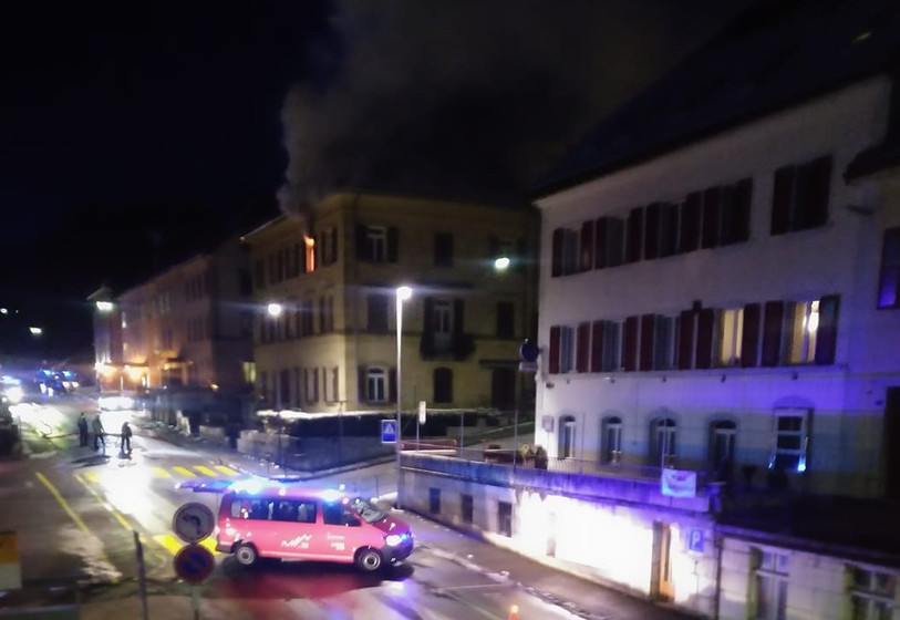 Le feu a pris sous le toit. (Photo: Facebook - T'es des Brenets si...)