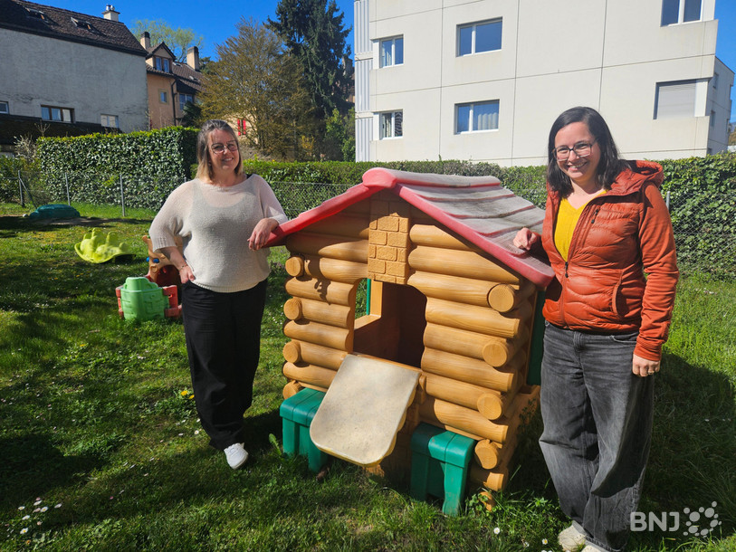 Céline Mast D'Aprile (à gauche), éducatrice responsable de La Frimousse et Roxane Grosjean (à droite), membre du comité, gardent espoir et vont tout faire pour éviter la fermeture.