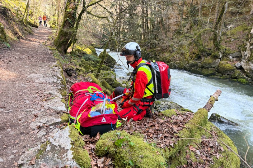 Un randonneur hélitreuillé dans les Gorges de l’Areuse. (Photo : Rega)