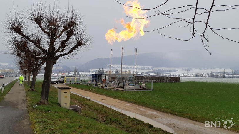 Du gaz brûle vers la route entre Delémont et Courrendlin.