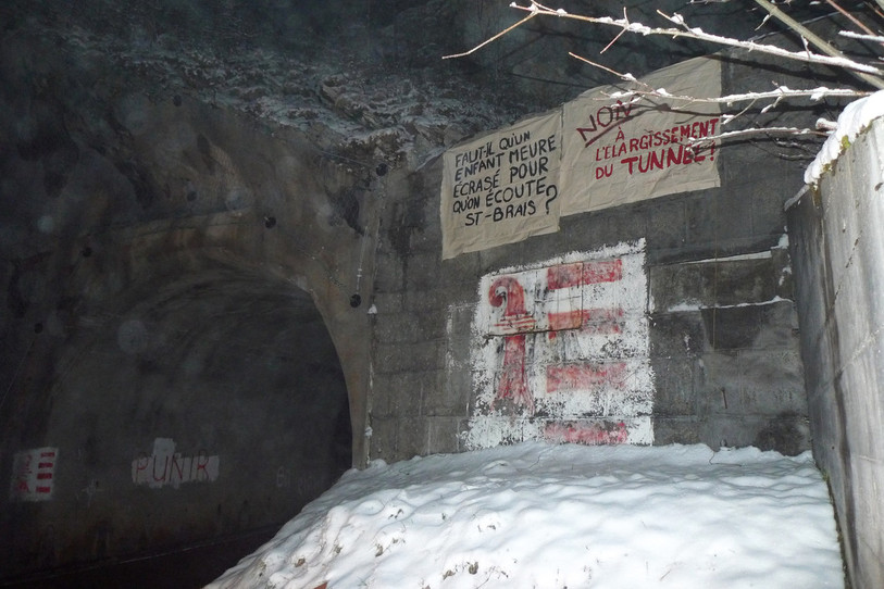 Les banderoles ont été accrochées mardi soir par le collectif. (Photo : collectif Saint-Brais Zone 30).