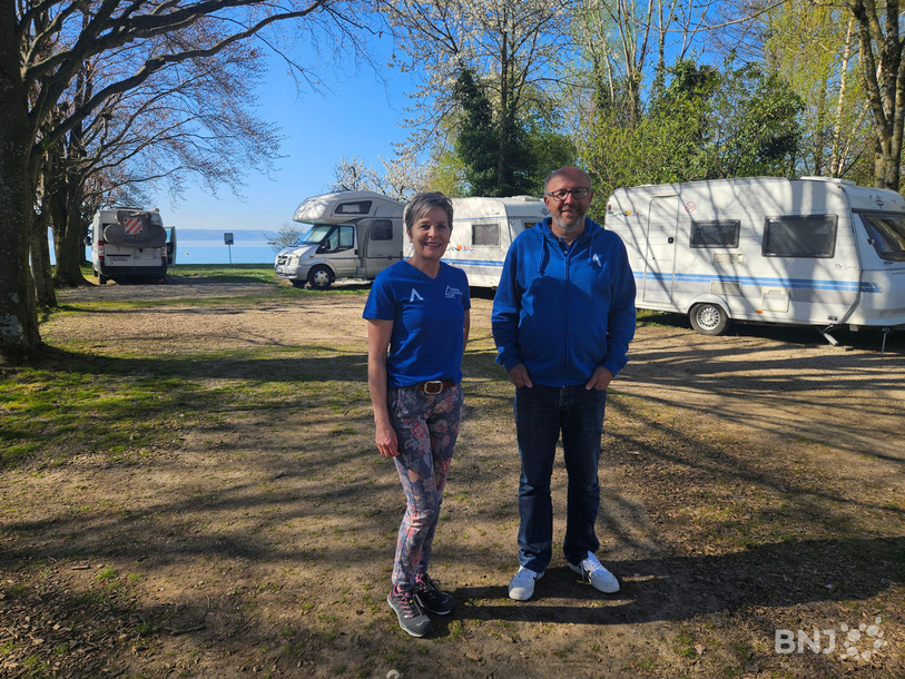 Pascal Fontana (à droite) est le nouveau directeur du camping de Cortaillod. A ses côtés, Maryline Ruchet, la réceptionniste et intendante des lieux.