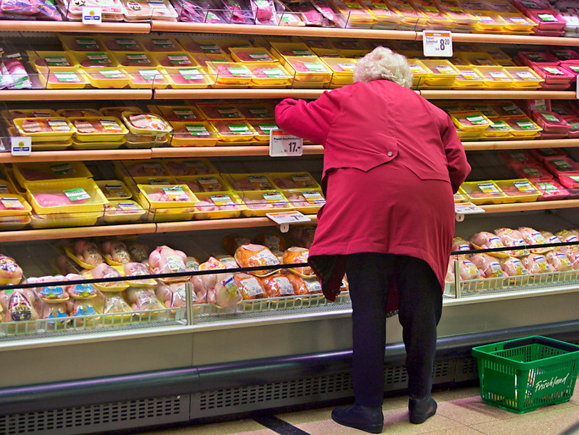 Les produits d'origine animale comptent pour plus d'un tiers (35,6%) du budget alimentaire des ménages, selon un communiqué de l'Office fédéral de l'agriculture jeudi. (CREDIT: KEYSTONE/MARTIN RUETSCHI)