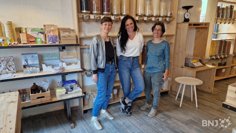 Nicole Zribi (au centre) est la nouvelle gérante de l’épicerie depuis le 1er avril. Anaïs Muller (à g.) s’occupe de la communication, épaulée par Aurélie Perez (à d.), qui fait partie des 50 coopérateurs et coopératrices de Jetzt !.