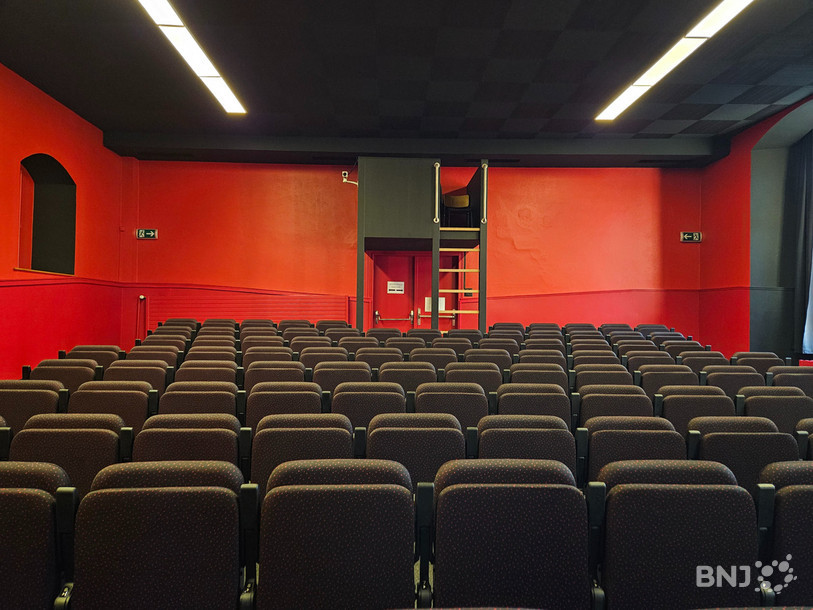 Fini le mur rose, les sièges d’une cinquantaine d’années et le sol et plafond blanc pour le Théâtre du Château.