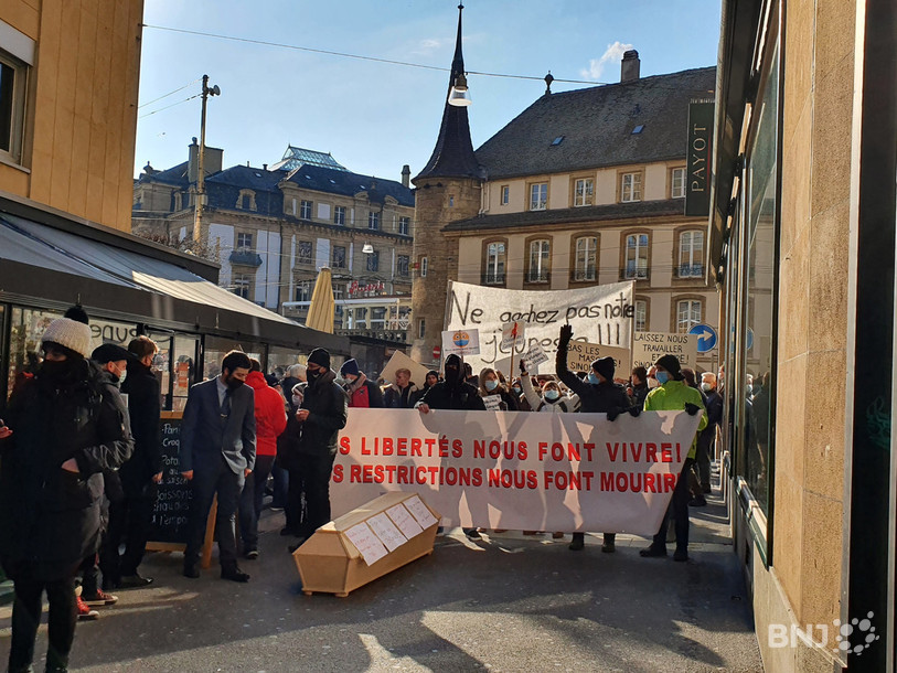 Les manifestants réunis à Neuchâtel appelaient à la réouverture des commerces et restaurants. 