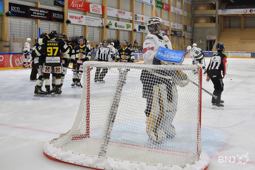 Stefan Mäder vient d'inscrire le 3-0 pour Ajoie. Le gardien chaux-de-fonnier Stéphane Charlin ne peut que constater les dégâts (photo: Georges Henz).