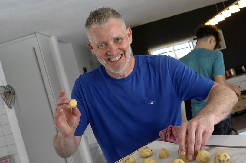Jean-François Kohler installe les cookies sur la plaque qui va passer au four…