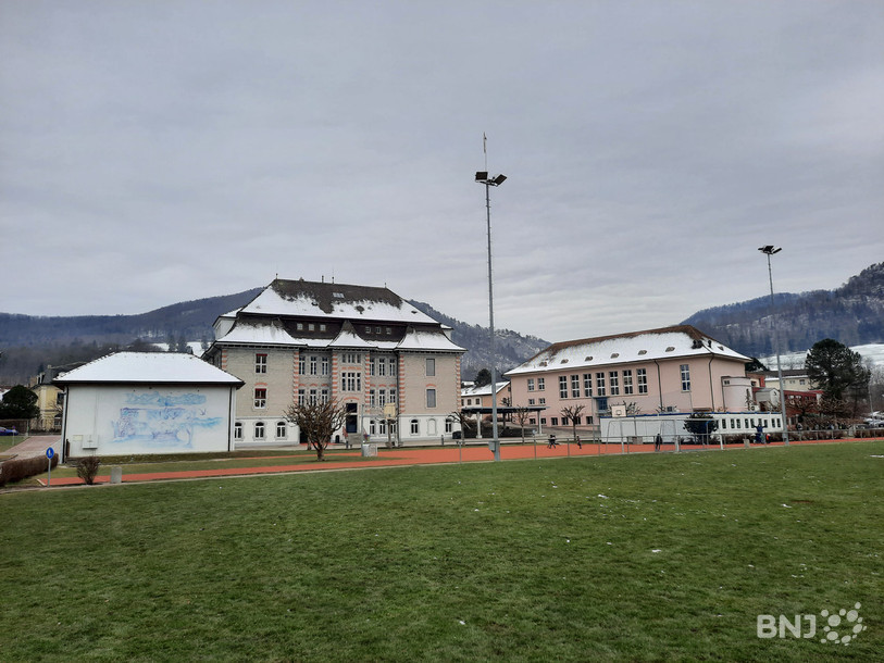 Actuellement, certains enfants suivent les cours dans des containers situés devant l'école primaire de Courrendlin (à droite de l'image).