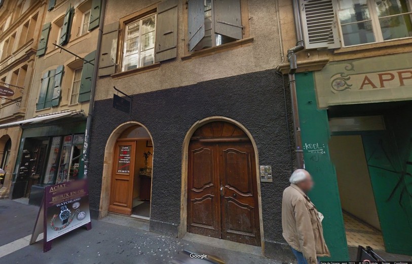 La fête illégale s'est déroulée dans un local d'une société étudiante au centre-ville de Neuchâtel. ( Photo : Google Maps).