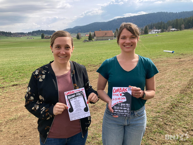 Lucile Vuille (à gauche), co-programmatrice du Corbak, et Julie Matthey, responsable de la communication du festival. Au loin, la ferme dans laquelle Alain Roche installera son piano pour des concerts donnés à l'aube. 
