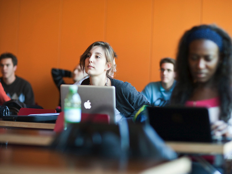De nombreux jeunes Jurassiens s'expatrient pour leurs études (photo : illustration, KEYSTONE).