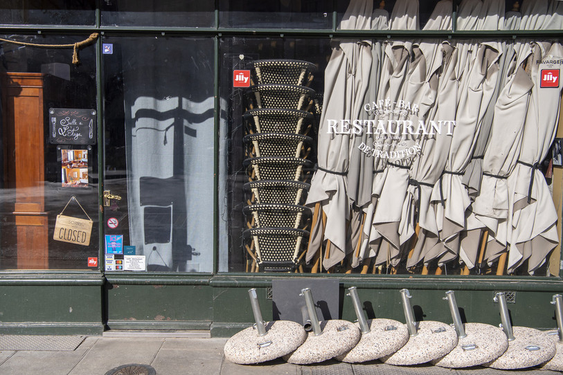 Rouvrir les terrasses serait déjà une bonne nouvelle pour les restaurateurs. Encore faut-il que les conditions météorologiques le permettent. (Photo : KEYSTONE / Martial Trezzini).