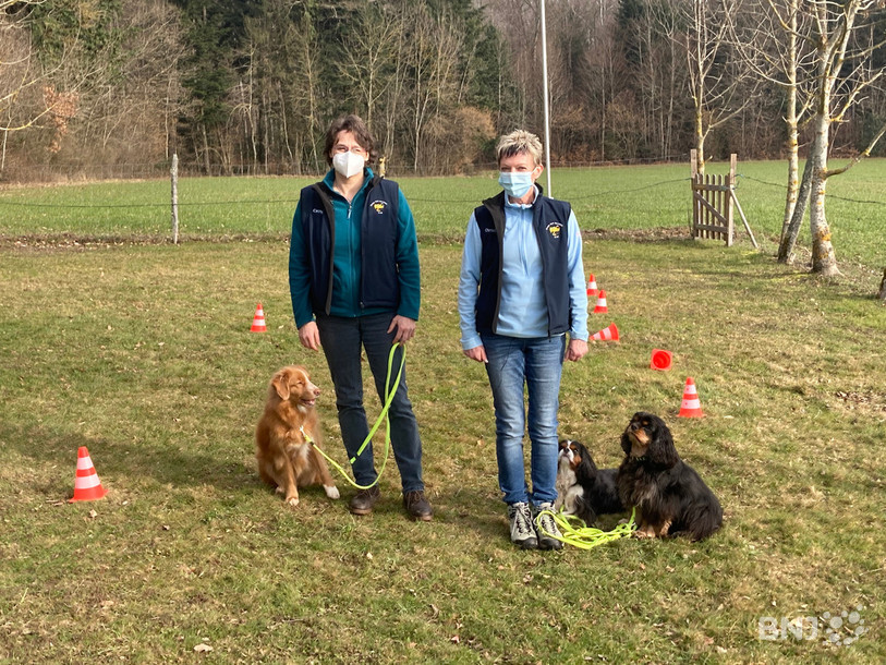 Catherine Porret (à gauche) et Christine Houriet, éducatrices du programme cantonal de prévention des accidents par morsures de chiens étaient en démonstration vendredi. 