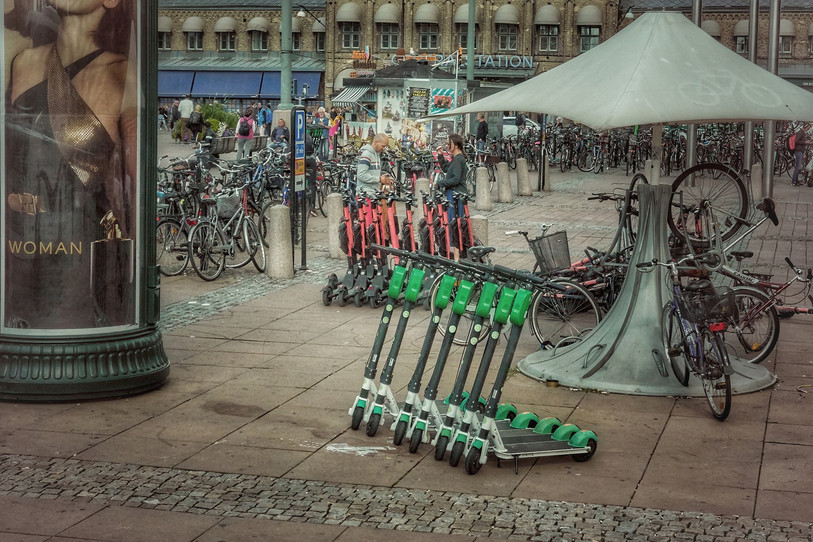 Les trottinettes électriques en libre accès pourraient bientôt être interdites à Bruxelles. (Photo d'illustration libre de droits).