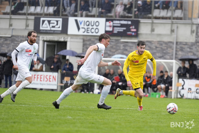 Le capitaine de Bassecourt Kenzo Brêchet et le défenseur de Courtételle Jérémy Ducommun convoitent le ballon. Le duel fut serré et attractif dimanche sur la pelouse humide des Grands-Prés. (Photo : Cédric Prudat)