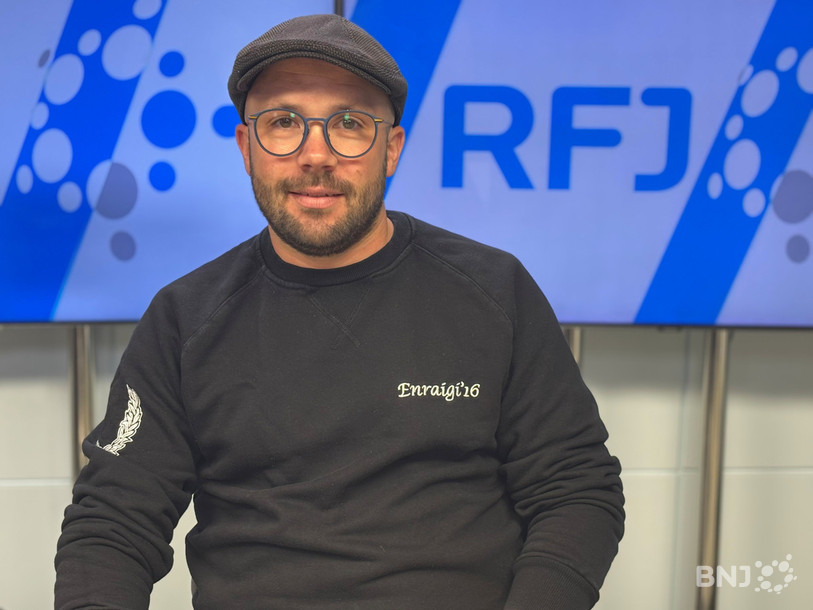 Le capo du HC Ajoie Bastien Berret passe le témoin… ou plutôt le mégaphone à la relève.