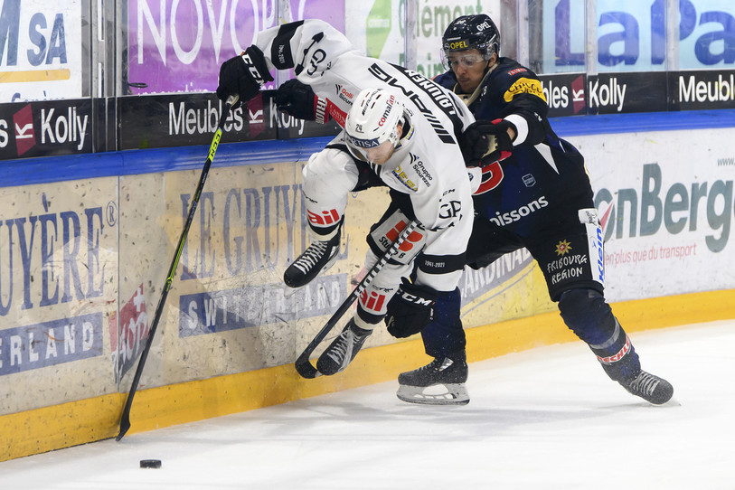 David Aebischer (ici à droite face à Lugano début février) s'apprête à porter le maillot du HC Ajoie (photo : (KEYSTONE/Anthony Anex).
