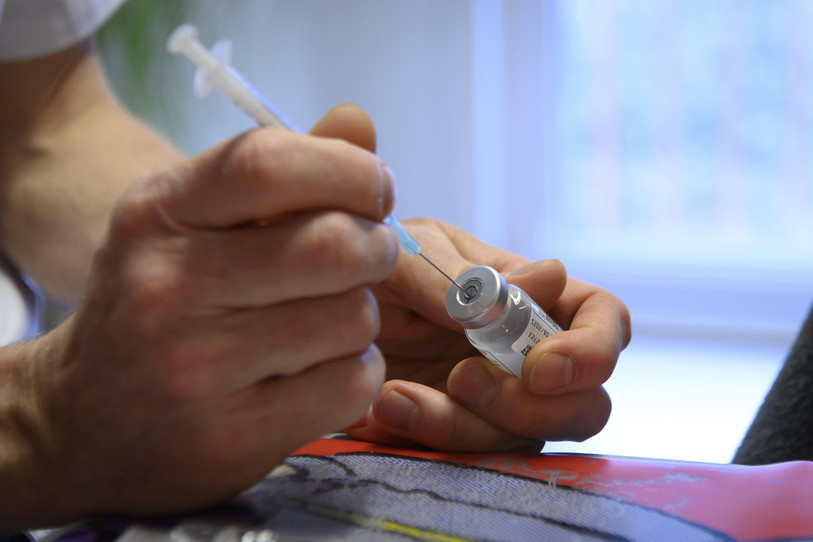 La vaccination contre le Covid-19 soulève des questions éthiques de première importance. (photo : KEYSTONE/ANTHONY ANEX)