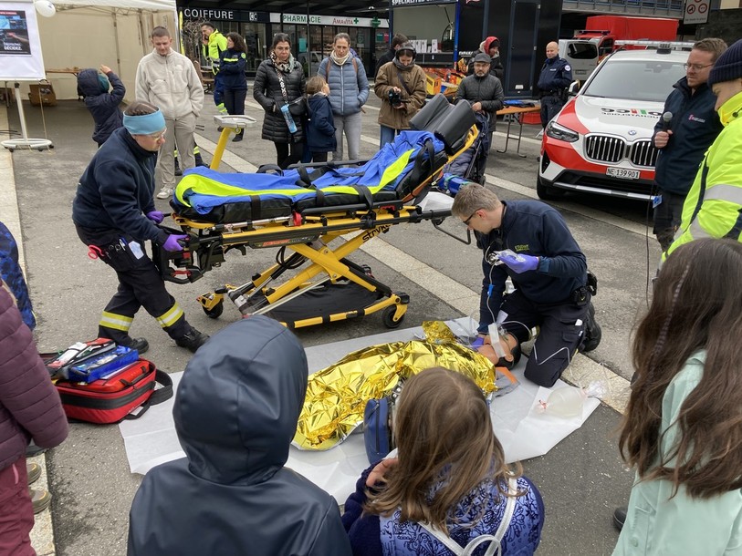 Des étudiants ambulanciers ont réalisé un exercice devant le public mardi à La Chaux-de-Fonds dans le cadre de la Journée du 144.