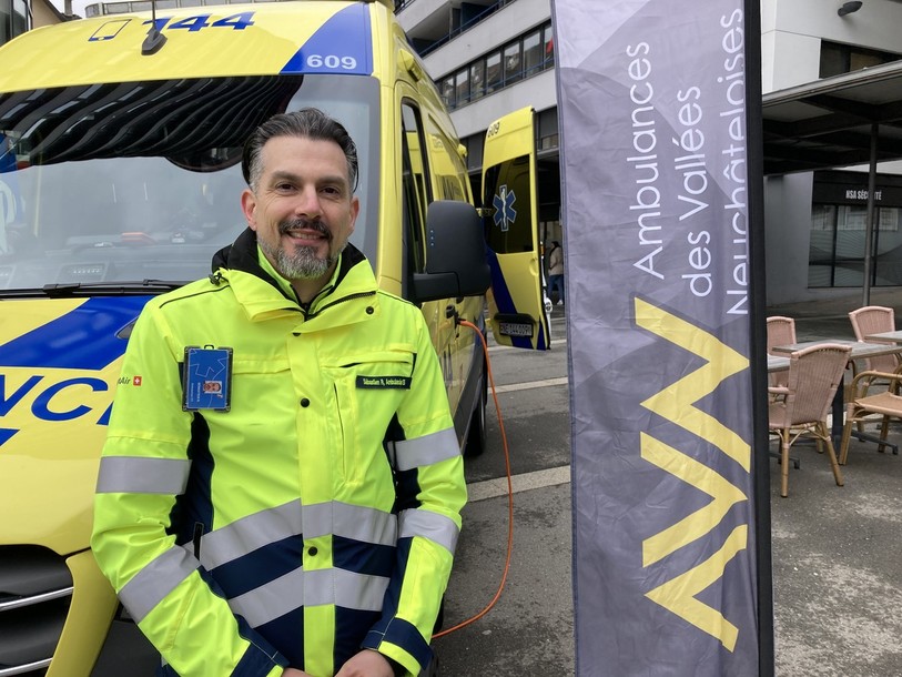 Sébastien Rollier, ambulancier et président de la section neuchâteloise de Swiss Paramedic, lors de la journée du 144 à La Chaux-de-Fonds.