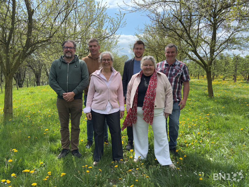 Le comité d'organisation se réjouit de faire découvrir les vergers de la Baroche, qui seront rouges de damassons. (de gauche à droite : Victor Egger, Olivier Fleury, Sabine Ennesser, Olivier Lapaire, Christiane Blaser, Eric Lachat).