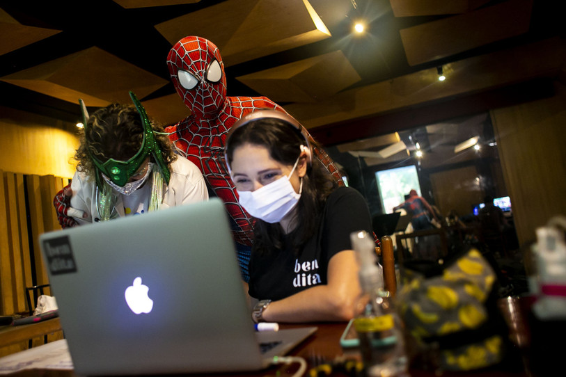 Le carnaval s'est principalement déroulé en ligne cette année au Brésil. (Photo : AP Photo/Bruna Prado).