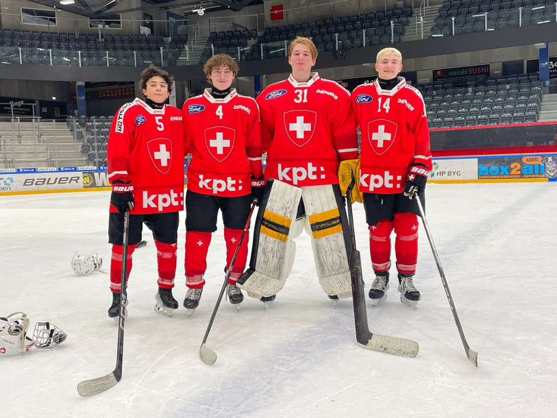 Des performances prometteuses pour les jeunes Jurassiens qui ont patiné avec l'équipe de Suisse des moins de 16 ans. De gauche à droite : Tom Hirtzlin, Esteban Friche, Nathan Ducommun et Logan Mattioni. (Photo : Michel Hirtzlin)