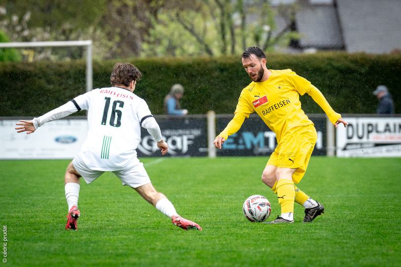 Ce dimanche marquera les retrouvailles entre le FC Bassecourt de Gabriel Rondez (en jaune) et le FC Courtételle de Baptiste Stroppolo. (Photo : archives Cédric Prudat)