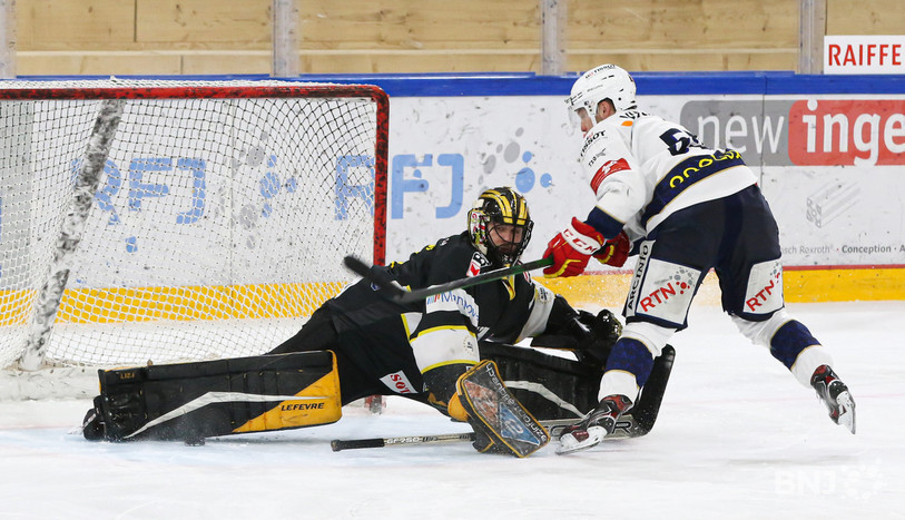 Le gardien du HC Ajoie Tim Wolf a été souvent mis à contribution par les attaquants chaux-de-fonniers et a su démontrer, parfois, sa grande souplesse. (photo : Mauricette Schnider).