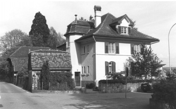 Parmi les exemples cités par la SMH, la villa de la Route de Bienne 2 à la Neuveville (~1920) sera maintenue dans l’inventaire des bâtiments historiques. (Photo : SMH)