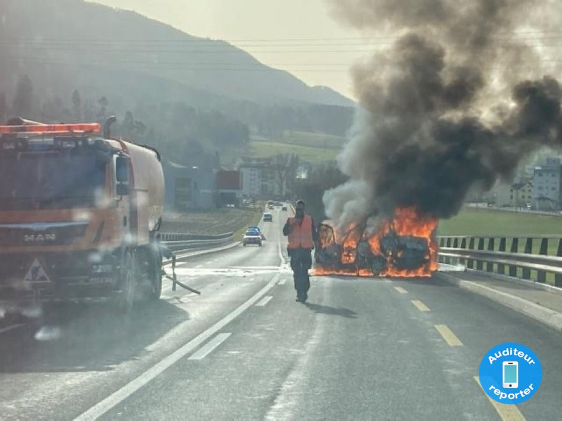 Une voiture ravagée par les flammes sur la route entre Bévilard et Sorvilier.
