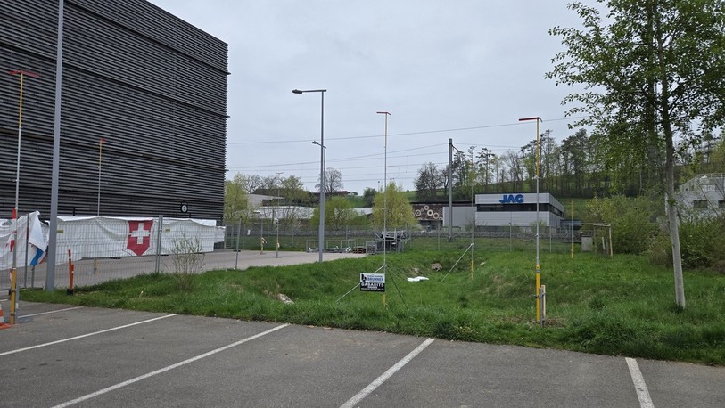 L'endroit prévu pour le pavillon Jura-24 à côté de la patinoire de Porrentruy.