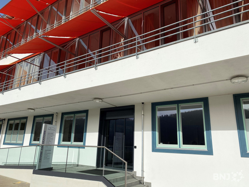 Le centre ambulatoire bénéficie d'une entrée qui lui est propre. Un parking lui est aussi spécialement dédié.