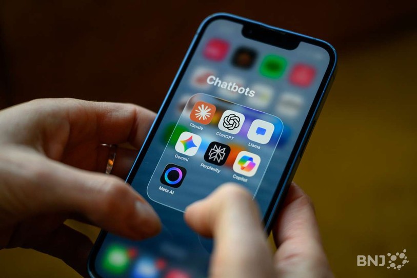 Les intelligences artificielles deviennent des camarades quotidiens sur les smartphones des jeunes de 14 à 25 ans, comme le rapporte la Fondation Pro Juventute dans une étude publiée récemment. (Source: Keystone/Christian Beutler)